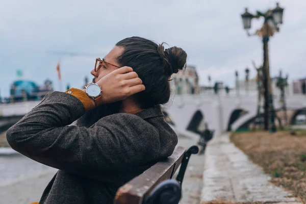 Hipster Moderno Sentado Banco Madera Río Ciudad —  Fotos de Stock