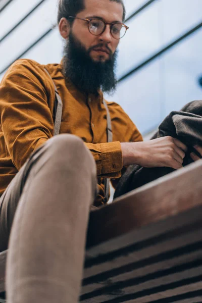 Homem Caucasiano Elegante Vestido Com Uma Roupa Elegante Centro Cidade — Fotografia de Stock