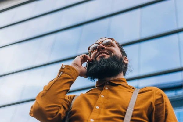 Homem Hipster Elegante Vestindo Roupas Moda Durante Uma Conversa Telefônica — Fotografia de Stock