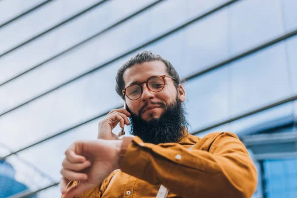 Bärtiger Mann Modischer Kleidung Telefoniert Freien — Stockfoto