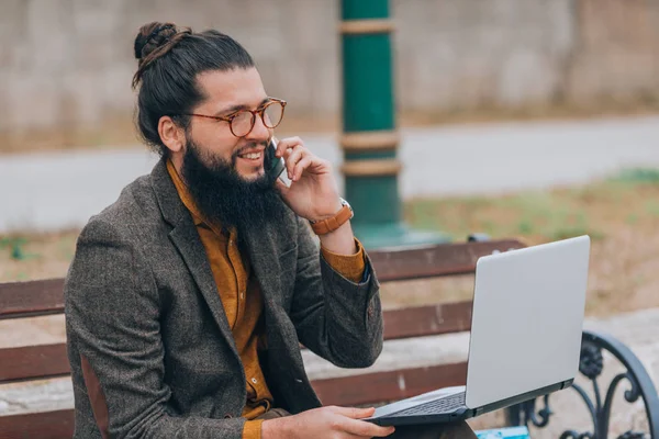 Stylischer Hipster Mit Langem Bart Bei Einem Geschäftstelefonat Der Nähe — Stockfoto