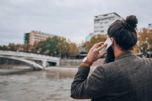 Hipster Chico Moderno Vestido Con Traje Moda Que Tiene Converstaion —  Fotos de Stock