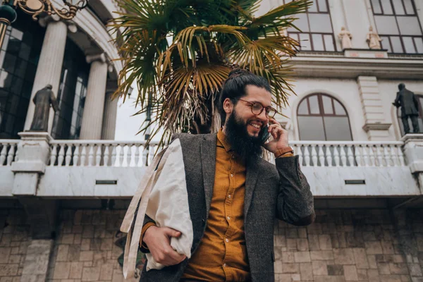 Hipster Gars Moderne Vêtu Costume Mode Lors Appel Téléphonique — Photo