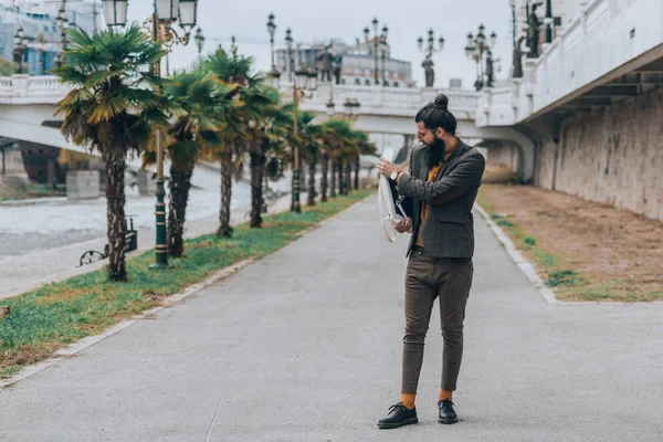 Hipster Von Heute Edlem Outfit Der Flusspromenade — Stockfoto