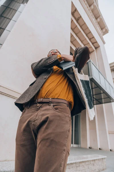 Hombre Barbudo Con Ropa Moda Llevando Libro Una Bolsa Aire —  Fotos de Stock