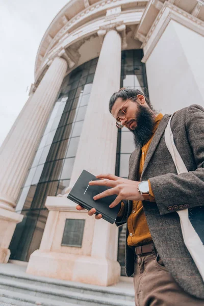 Beau Jeune Hipster Lisant Livre Dans Environnement Urbain — Photo