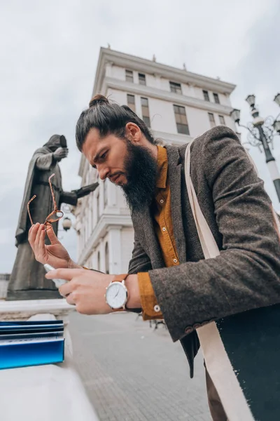 Homem Barbudo Vestido Com Roupas Moda Beira Rio Cidade — Fotografia de Stock