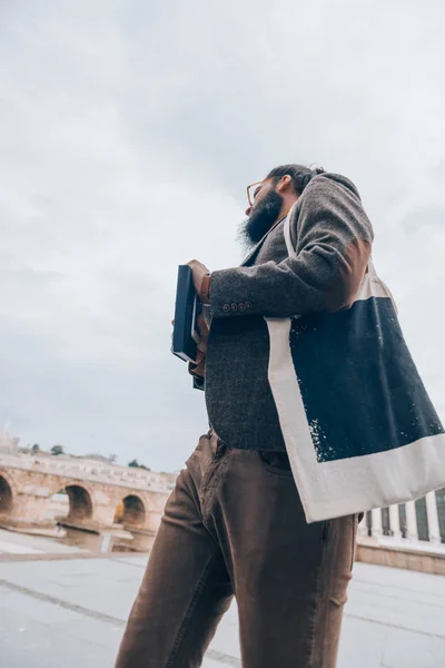 Jeune Homme Affaires Moderne Aux Cheveux Longs Barbe Sur Promenade — Photo