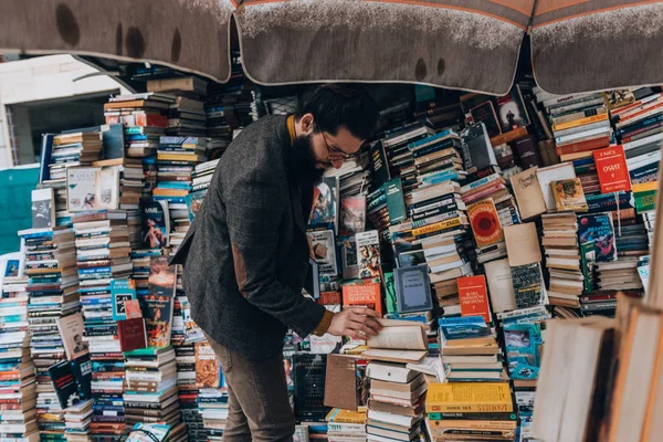 Schöner Mann Mit Langem Bart Stylischer Kleidung Mit Einem Buch — Stockfoto