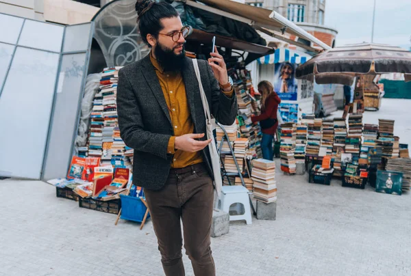 Bärtiger Mann Modischer Kleidung Telefoniert Freien — Stockfoto