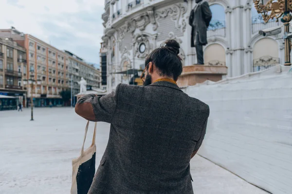 Hombre Barbudo Vestido Con Ropa Moda Sosteniendo Una Bolsa Caminando —  Fotos de Stock