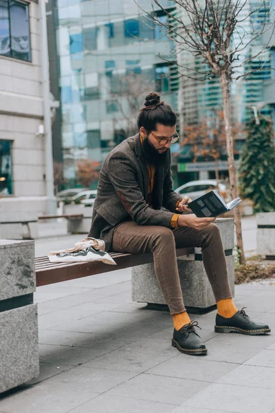 Élégant Hipster Avec Une Longue Barbe Vêtu Costume Tendance Dans — Photo