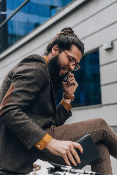 Snygg Hipster Man Bär Trendiga Kläder Har Telefon Konversation Urban — Stockfoto
