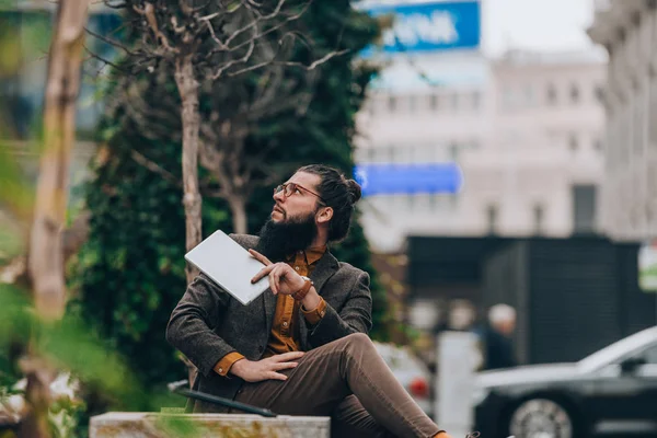 Bärtiger Junger Mann Modischer Kleidung Mit Tablet Computer — Stockfoto