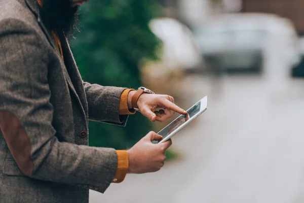 Hipster Gars Mode Tenue Chic Tenant Une Tablette Dans Une — Photo