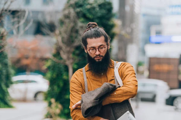 Elegante Hipster Com Uma Longa Barba Vestindo Traje Moda Ambiente — Fotografia de Stock