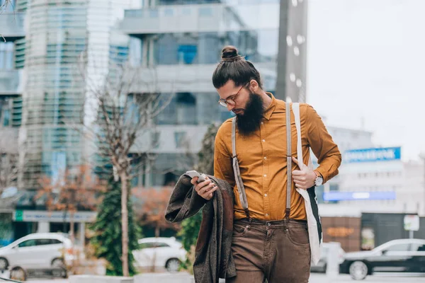 Hombre Barbudo Vestido Con Ropa Moda Revisando Correo Electrónico Teléfono — Foto de Stock