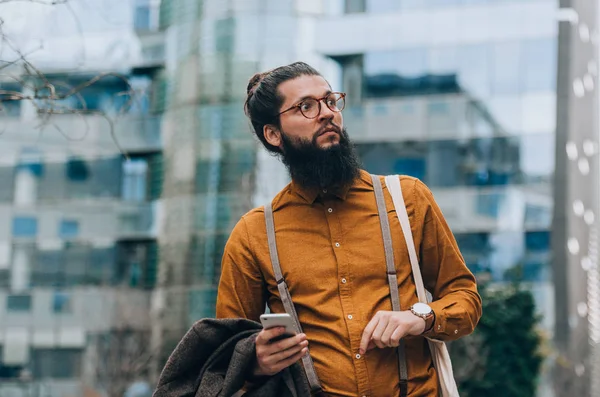 Élégant Hipster Avec Une Longue Barbe Vêtu Costume Tendance Dans — Photo