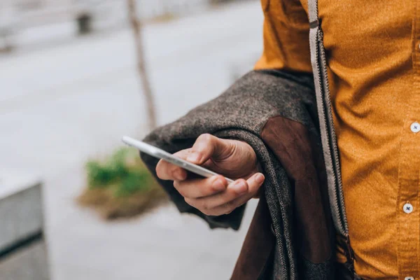 Moda Kıyafetleri Içinde Şık Bir Beyaz Erkek Cep Telefonunu Kontrol — Stok fotoğraf