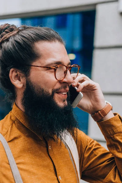 Hombre Moda Que Usa Ropa Moderna Elegante Hablando Por Teléfono — Foto de Stock