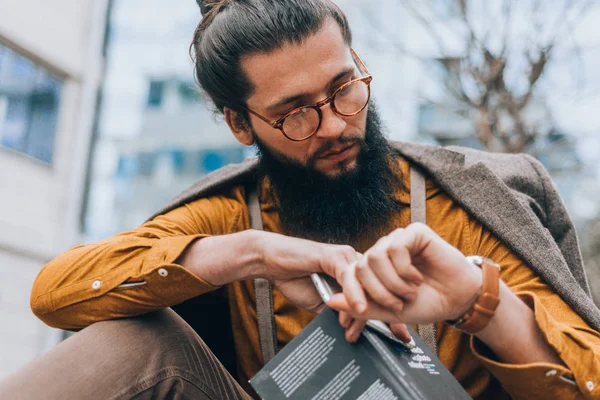 Snygg Man Med Långt Skägg Snygga Kläder Kollar Sin Klocka — Stockfoto