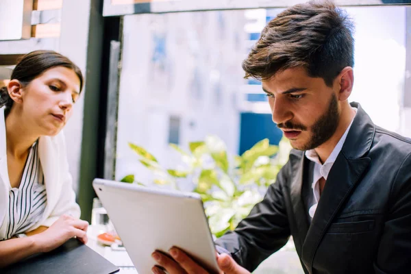 Empresário Elegante Compartilhando Suas Ideias Tablet Digital Com Colega Reunião — Fotografia de Stock