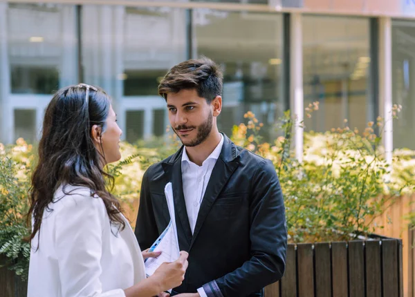 Oficina Mujer Con Hombre Negocios Pareja Amante Hablando Coquetear Mientras —  Fotos de Stock