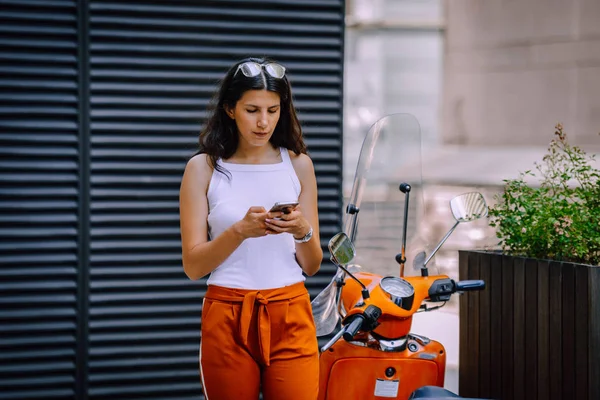 Mulher Falando Telefone Andando Parque Cidade Dia Ensolarado — Fotografia de Stock