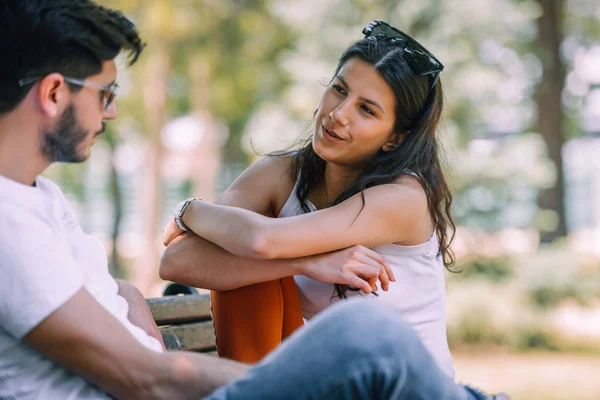 Lachendes Hispter Paar Hängt Zusammen Und Genießt Völlig — Stockfoto