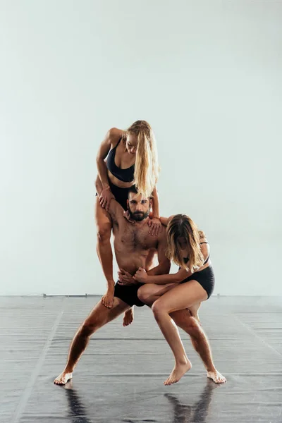 Grupo Ballet Realizando Una Danza Contemporánea Emocional Artística — Foto de Stock