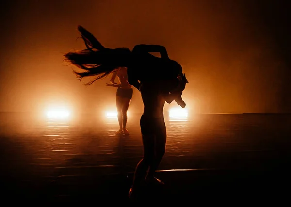 スタジオで踊る優雅な現代バレエダンサー — ストック写真
