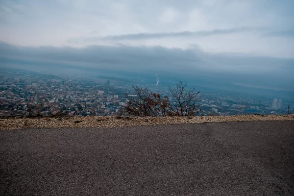 Zdjęcia Panoramiczne Drogi Widokiem Miasto Pokryte Mgłą — Zdjęcie stockowe