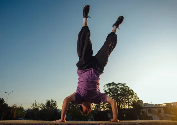 Muscular Person Performing Handstand City Skateboard Park — 图库照片