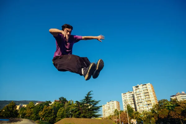 Jeune Homme Entraîne Des Exercices Parkour Skatepark Local — Photo