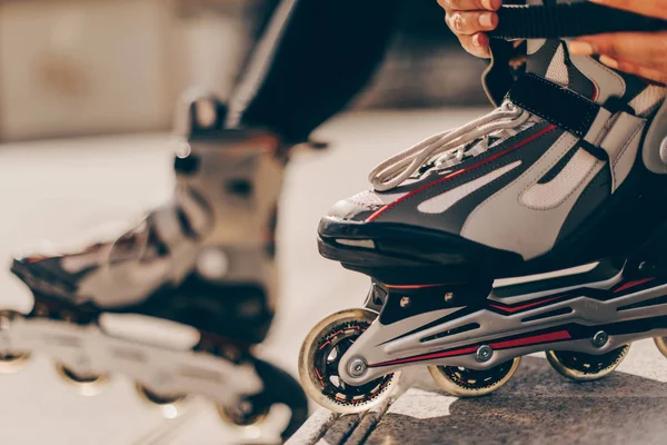 Jong Volwassen Tiener Meisje Doen Rolschaatsen Park Zomer — Stockfoto