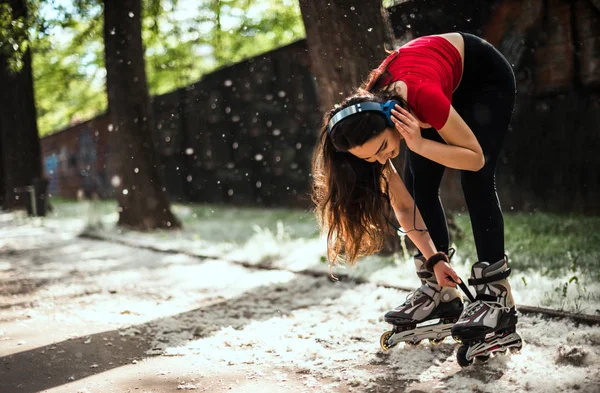 Όμορφο Κορίτσι Προετοιμαστούν Για Rollerblading Στο Πάρκο Της Πόλης — Φωτογραφία Αρχείου