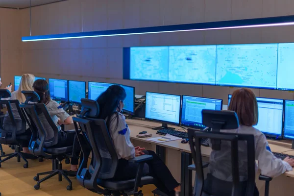 Mannelijke Computer Operator Monitoring Vanuit Een Beveiligingscentrum Computer Logistiek — Stockfoto