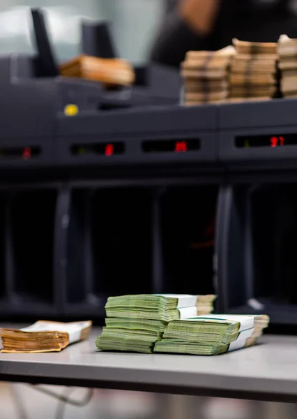 Elektronik sayma makinesinin önünde yığınla euro banknotları — Stok fotoğraf