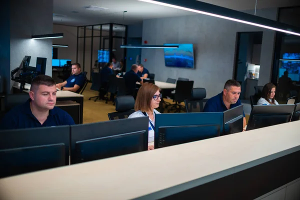 Grupo Operadores Data Center Segurança Administradores Trabalhando Grupo Uma Sala — Fotografia de Stock