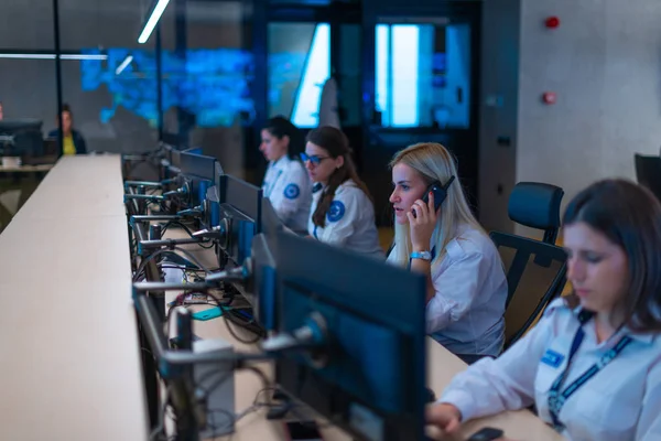 Felices Colegas Del Operador Del Centro Datos Seguridad Compañeros Trabajo — Foto de Stock