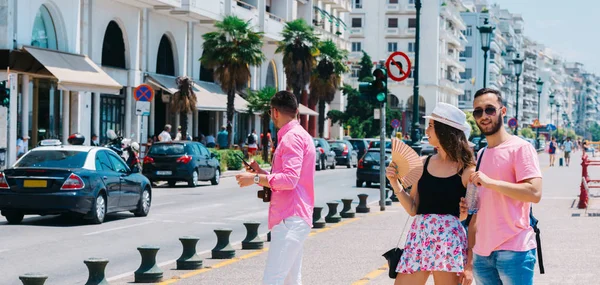 Nur wenige Touristen rufen während der Wartezeit im Stau ein Taxi — Stockfoto