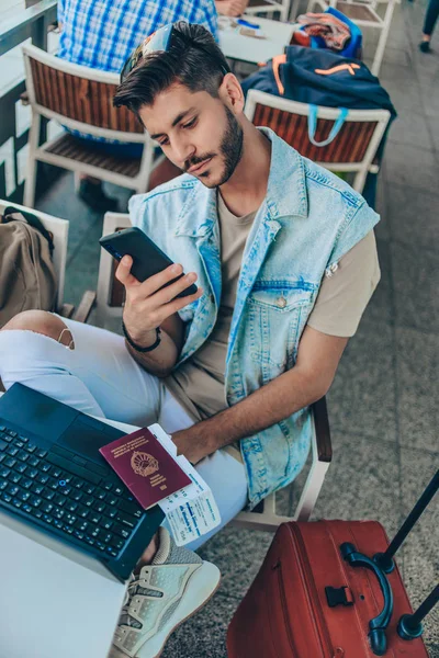 Hombre Sala Negocios Del Aeropuerto Esperando Vuelo Mientras Usa Teléfono —  Fotos de Stock