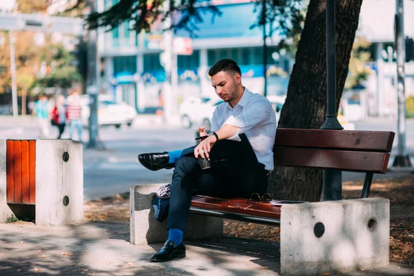 Uomo Affari Intelligente Sta Guardando Suo Telefono Mentre Prende Una — Foto Stock