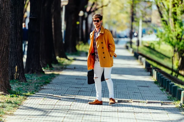 Hombre Negocios Moda Está Pie Parque Con Maletín Sus Manos —  Fotos de Stock