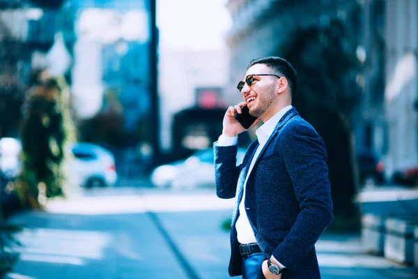 Jovem Empresário Está Andando Falando Seu Telefone Centro Financeiro Cidade — Fotografia de Stock