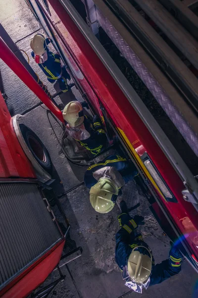 Bombeiros Verificando Motor Incêndio Dentro Departamento Bombeiros Partir Uma Perspectiva — Fotografia de Stock