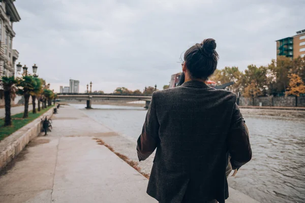 Beau Jeune Hipster Vêtu Vêtements Style Moderne Sur Une Passerelle — Photo