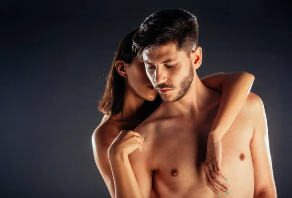 Sensual Mencintai Pria Dan Wanita Berpose Topless Terhadap Latar Belakang — Stok Foto
