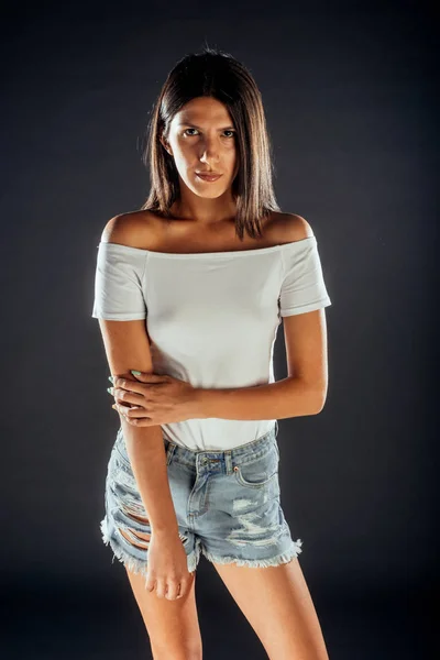 Modische Moderne Frau Trägt Zerrissene Jeanshosen Und Weißes Top — Stockfoto