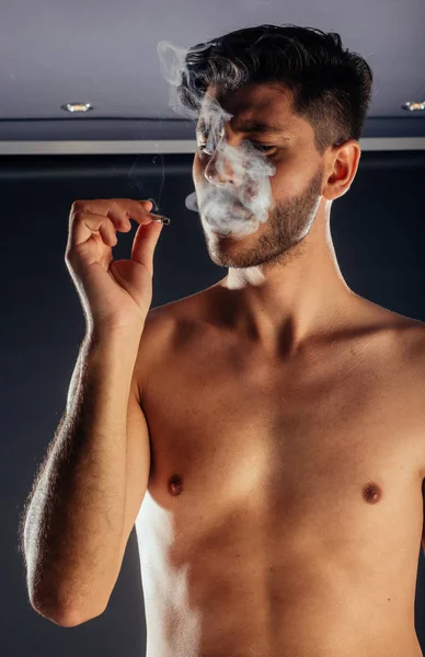 Cuerpo Modelo Masculino Moda Posando Sin Camisa Fumando — Foto de Stock